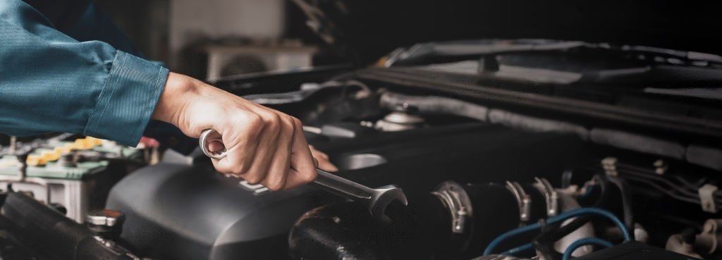 menchanic hand with rinch and car engine